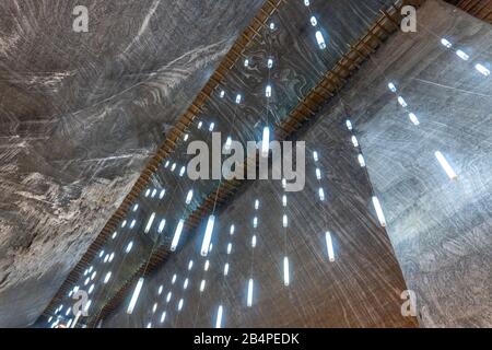 Salina TURDA, ROMANIA - 22 dicembre 2019: La sala principale, la miniera di Rudolf, presso la miniera di sale Salina Turda in Romania. Salina Turda editoriale illustrativo. Salin Foto Stock