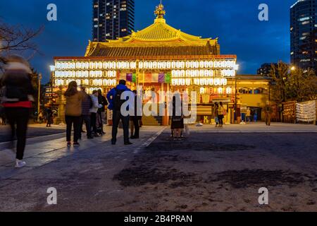 Shinobazunoike Bentendo Tempio di notte sotto la luce delle lanterne. Foto Stock