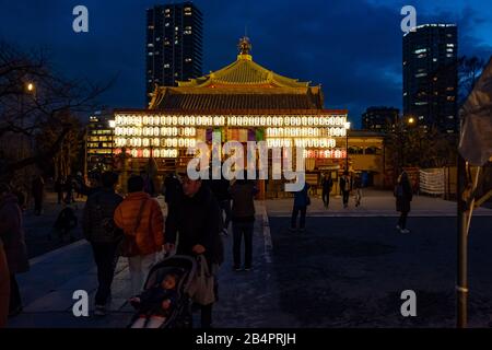 Shinobazunoike Bentendo Tempio di notte sotto la luce delle lanterne. Foto Stock