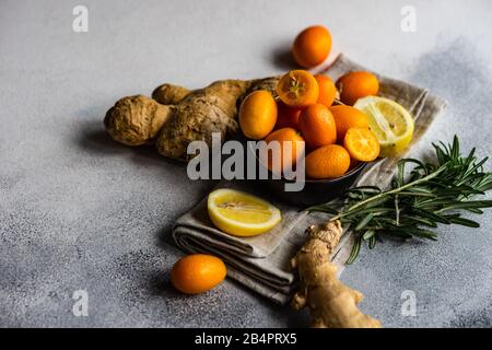 Concetto di cibo organico con frutta kumquat organge in una ciotola su sfondo di pietra con spazio di copia Foto Stock