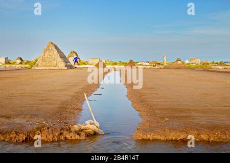 BACH LONG, GIAO THUY, NAMDINH, VIETNAM - 10 LUGLIO 2016: Una donna locale non identificata che lavora sui campi di sale. Questa è una delle più grandi produzioni di sale Foto Stock