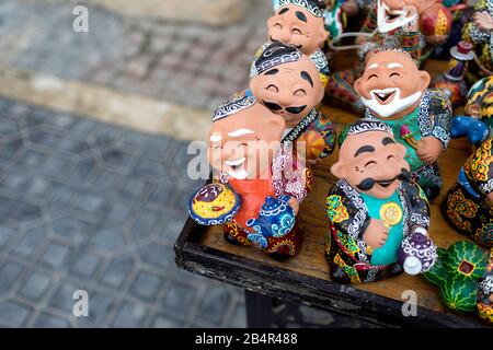 Bambole della strada della seta della tradizione islamica a Bukhara, souvenir della ceramica, Uzbekistan Foto Stock