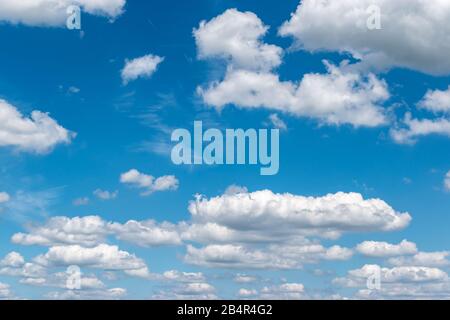 Nuvole bianche galleggianti su uno sfondo blu cielo in estate. Foto Stock