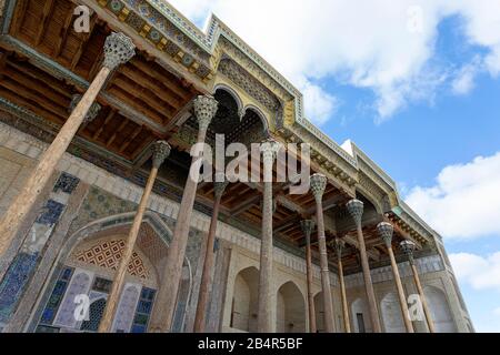 Moschea Di Bolo Haouz, Bukhara, Uzbekistan. Le colonne in legno intagliato sostengono la moschea del soffitto Foto Stock