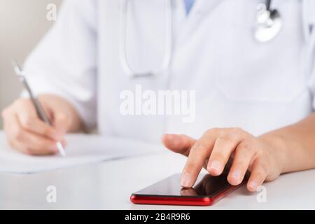 Esame medico e medico che analizza la connessione alla rete di referti medici sullo schermo del tablet. Foto Stock
