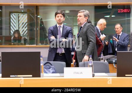 Bruxelles, Belgio. 6th Mar, 2020. Il Ministro della Sanità italiano Roberto speranza (L) arriva al Consiglio Affari sanitari dell'UE a Bruxelles, Belgio, il 6 marzo 2020. Credit: Riccardo Pareggiani/Xinhua/Alamy Live News Foto Stock