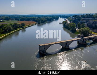 Pont Saint-Bénézet ponte sul fiume Rodano nella città di Avignone, Francia Foto Stock