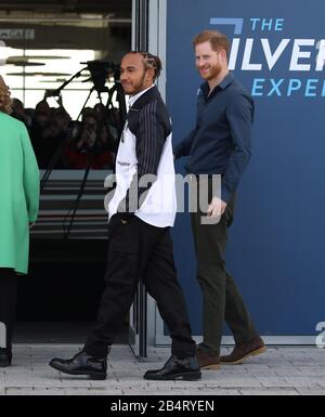 Silverstone, Regno Unito. 06th Mar, 2020. Il principe Harry, duca del Sussex, apre ufficialmente l'Esperienza di Silverstone, un museo immersivo che racconta la storia del passato, del presente e del futuro della British Motor Racing. Il principe Harry, duca del Sussex, è stato Unito da Lewis Hamilton (campione del mondo di Formula Uno), al circuito di corsa di Silverstone, Silverstone, Northants, Regno Unito, il 6 marzo 2020. Credito: Paul Marriott/Alamy Live News Foto Stock