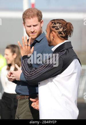 Silverstone, Regno Unito. 06th Mar, 2020. Il principe Harry, duca del Sussex, apre ufficialmente l'Esperienza di Silverstone, un museo immersivo che racconta la storia del passato, del presente e del futuro della British Motor Racing. Il principe Harry, duca del Sussex, è stato Unito da Lewis Hamilton (campione del mondo di Formula Uno), al circuito di corsa di Silverstone, Silverstone, Northants, Regno Unito, il 6 marzo 2020. Credito: Paul Marriott/Alamy Live News Foto Stock