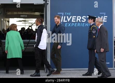 Silverstone, Regno Unito. 06th Mar, 2020. Il principe Harry, duca del Sussex, apre ufficialmente l'Esperienza di Silverstone, un museo immersivo che racconta la storia del passato, del presente e del futuro della British Motor Racing. Il principe Harry, duca del Sussex, è stato Unito da Lewis Hamilton (campione del mondo di Formula Uno), al circuito di corsa di Silverstone, Silverstone, Northants, Regno Unito, il 6 marzo 2020. Credito: Paul Marriott/Alamy Live News Foto Stock