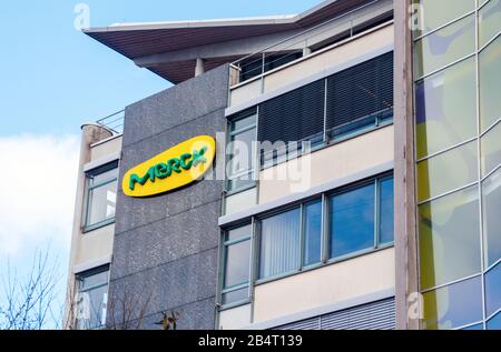 Logo Merck verde giallo sulla parete di un edificio Merck. Merck è una delle più grandi aziende farmaceutiche del mondo. Darmstadt, Germania. Foto Stock