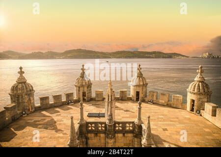 Vista serale dalla Torre di Belem - Lisbona, Portogallo Foto Stock