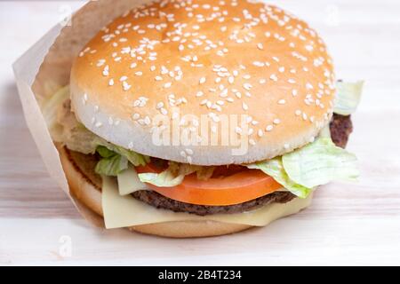 Burger in carta e su una lavagna luminosa vicino. Foto Stock