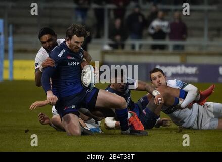 Sale Sharks full-back Simon Hammersley è affrontato dal London Irish Centre Curtis Rona durante una partita della Gallagher Premiership Rugby Union, vinta da Sharks 39-0, Friday, Mar 6, 2020, a Eccles, Regno Unito. (Foto di IOS/ESPA-Images) Foto Stock