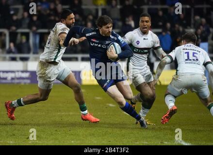 Sale Sharks full-back Simon Hammersley passa al centro irlandese di Londra Curtis Rona e taglia completamente indietro Tom Parton durante una partita della Gallagher Premiership Rugby Union vinta da Sharks 39-0, Friday, Mar 6, 2020, a Eccles, Regno Unito. (Foto di IOS/ESPA-Images) Foto Stock