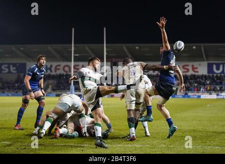 London Irish scrum-half ben Meehan libera la palla sotto pressione da sale Sharks seconda fila Bryn Evans durante i suoi lati 39-0 sconfitta durante una Gallagher Premiership Rugby Union partita, Venerdì, 6 marzo 2020, a Eccles, Regno Unito. (Foto di IOS/ESPA-Images) Foto Stock