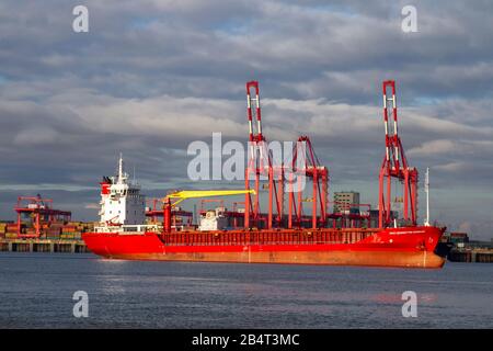 Haci SEMSETTIN DUNDAR (IMO: 9045699) è un carico generale costruito nel 2000 (20 anni fa) e sta navigando sotto la bandiera della Turchia mentre entra nel fiume Mersey e nei moli di Liverpool. REGNO UNITO Foto Stock