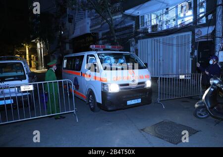 (200307) -- HANOI, 7 marzo 2020 (Xinhua) -- i membri del personale medico lavorano sulla strada bloccata Truc Bach, dove il nuovo caso confermato COIVD-19 vive, ad Hanoi, Vietnam, il 6 marzo 2020. Il Ministero della Sanità del Vietnam venerdì sera ha confermato un nuovo caso di COVID-19, il caso 17th nel paese, ha riferito l'agenzia di notizie del Vietnam.il Vietnam aveva precedentemente confermato 16 casi di COVID-19, tutti curati e scaricati dall'ospedale, e finora ha 101 casi sospetti, secondo il ministero della sanità. (VNA/consegna via Xinhua) Foto Stock