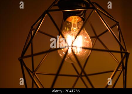 Lampade decorative moderne in barre d'acciaio. Primo piano. Foto Stock