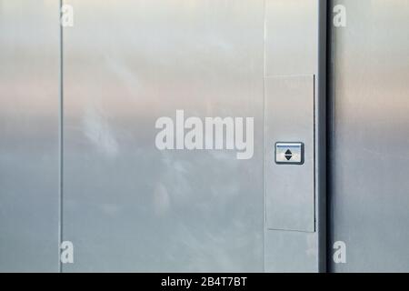 Porte in metallo con un pulsante su e giù. Primo piano. Foto Stock