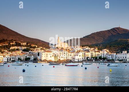 Villaggio costale di Cadaques all'alba della Spagna Foto Stock