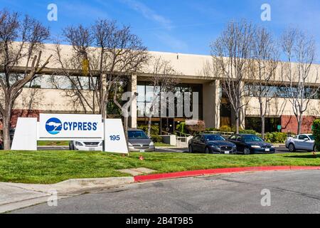 27 febbraio 2020 San Jose / CA / USA - sede centrale di Cypress Semiconductor a Silicon Valley; Cypress Semiconductor Corporation è un semiconduttore americano Foto Stock