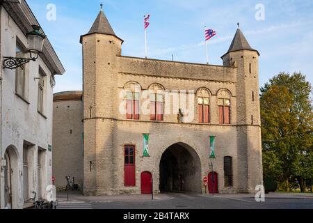 Bruges, BELGIO - 31 OTTOBRE 2019: Porta storica di Bruges con cielo blu e albero colorato autunnale il 31 ottobre 2019 in Belgio Foto Stock