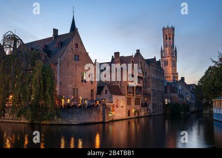 Bruges, BELGIO - 31 OTTOBRE 2019: Atmosfera serale con edifici illuminati nella storica città di Bruges il 31 ottobre 2019 in Belgio Foto Stock