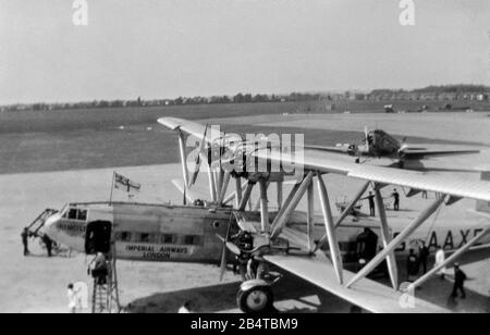 Una fotografia vintage in bianco e nero che mostra una pagina di Imperial Airways Handley, HP. 42 Airliner, registrazione G-AAX, e chiamato Hengist, all'aeroporto di Oxford, nel 1933. Foto Stock