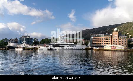 Il super yacht Elysian al molo Bradbenken, nel porto di Bergen, Norvegia. In background, Super yacht acciaio e piccola nave charter Weller. Foto Stock