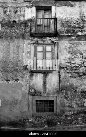 finestre dilatate sulla facciata di un edificio abbandonato Foto Stock