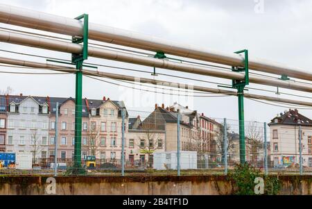 Pipeline industriale vicino ad una zona residenziale con case della Kasinostrassa (Casino Street) sullo sfondo. Darmstadt, Germania. Foto Stock