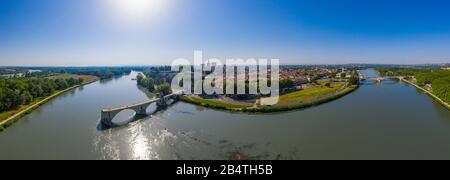 Veduta aerea panoramica del fiume Rodano e del famoso ponte storico Foto Stock