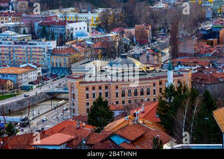 Vista sul municipio di Sarajevo, uno degli edifici più belli del periodo austro-ungeriano Foto Stock