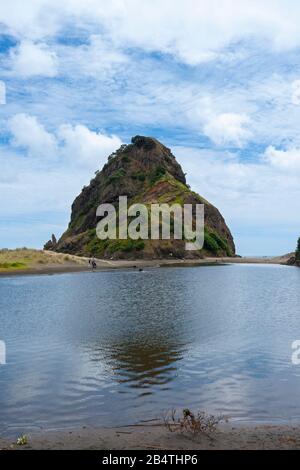 Il caratteristico Lion Rock vulcanico a Piha, vicino Auckland sulla costa occidentale di North Island, Nuova Zelanda Foto Stock