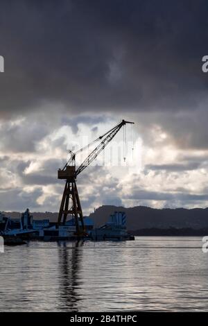 La grande gru a terra presso il vecchio cantiere BMV Laksevaag lungo Puddefjorden e Byfjorden nel porto di Bergen, Norvegia. Foto Stock