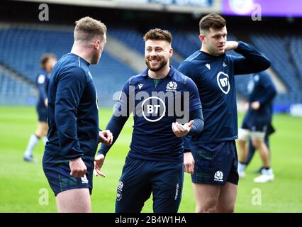 Stuart Hogg (a sinistra) e Ali Price (al centro) durante la corsa del capitano al BT Murrayfield Stadium di Edimburgo. Foto Stock