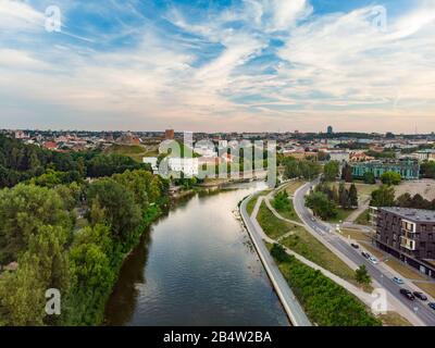 Antenna bellissimo paesaggio del fiume Neris avvolgimento attraverso la città di Vilnius. Scenic lituana cityscape. Foto Stock