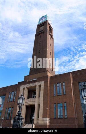 Una vista del Gillette Building, Art Deco, la struttura elencata di grado II sulla Great West Road, Brentford, Londra, Regno Unito Foto Stock