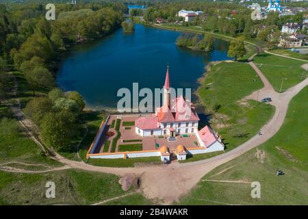 Vista del Palazzo del Priorato in una giornata di maggio soleggiata (fotografia aerea). Gatchina, Russia Foto Stock