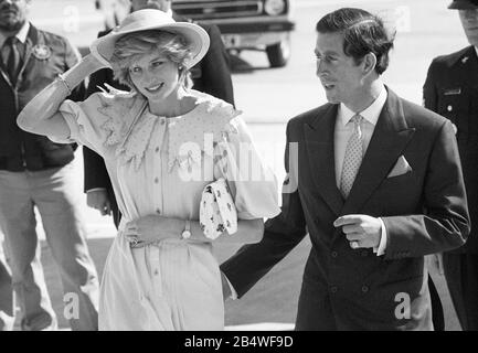 Il Principe e la principessa del Galles che lascia l'Aeroporto Heathrow di Londra per il Canada nel giugno 1983. Foto Stock