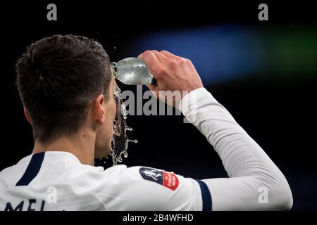 Londra, INGHILTERRA - MARZO 04: Erik Lamela del gesto Tottenham Hotspur durante la partita della fa Cup Fifth Round tra Tottenham Hotspur e Norwich City at Foto Stock