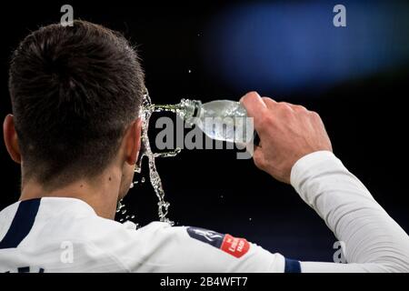 Londra, INGHILTERRA - MARZO 04: Erik Lamela del gesto Tottenham Hotspur durante la partita della fa Cup Fifth Round tra Tottenham Hotspur e Norwich City at Foto Stock