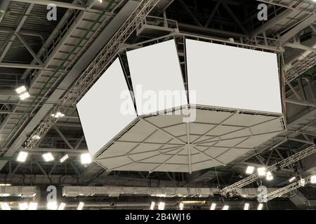 Display elettronico per affissioni presso lo stadio. Tabellone nell'arena sportiva. Foto Stock