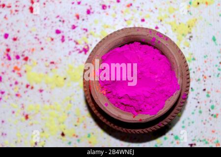 Polvere tradizionale di holi colorati in ciotole, colori Gulal biologici per la festa delle holi Foto Stock
