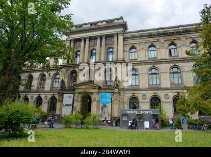 Berlino, Germania 07-07-2019 edificio del Museo di Storia Naturale (Naturkundemuseum) con biglietteria all'esterno Foto Stock