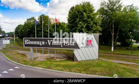 Vinnytsia, Ucraina - 08 agosto 2017: Iscrizione Vinnytsia all'ingresso della città. Foto Stock