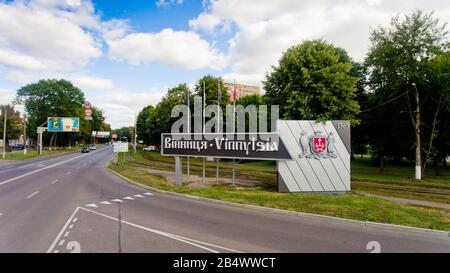 Vinnytsia, Ucraina - 08 agosto 2017: Iscrizione Vinnytsia all'ingresso della città. Foto Stock