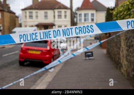 Southend, Essex, Regno Unito. 7th marzo 2020. La polizia dell'Essex indaga sulla scena del crimine serio su Cromer Road, Southend-On-Sea, Essex. La polizia è stata chiamata a 5am. Attualmente non è noto esattamente perché i servizi di emergenza siano stati chiamati a Southend o se qualcuno sia stato gravemente ferito. Ulteriori informazioni a venire. Credito: Ricci Fothergill/Alamy Live News Foto Stock