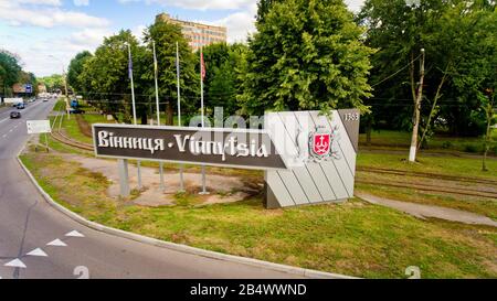 Vinnytsia, Ucraina - 08 agosto 2017: Iscrizione Vinnytsia all'ingresso della città. Foto Stock